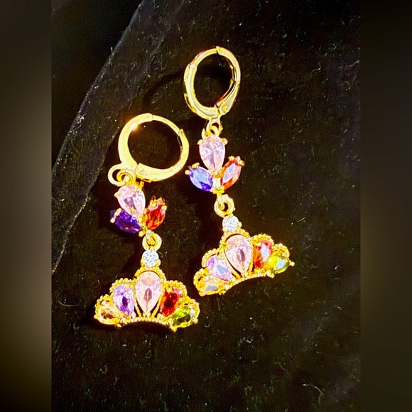 Boutique Jewelry - Gold tone Crown 👑 Earrings